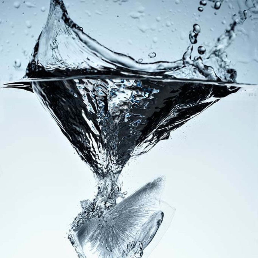 Art Gallery Xiart | Ice Cube Splashing Water