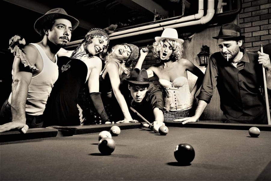 Art Gallery Xiart | Retro People Playing Pool